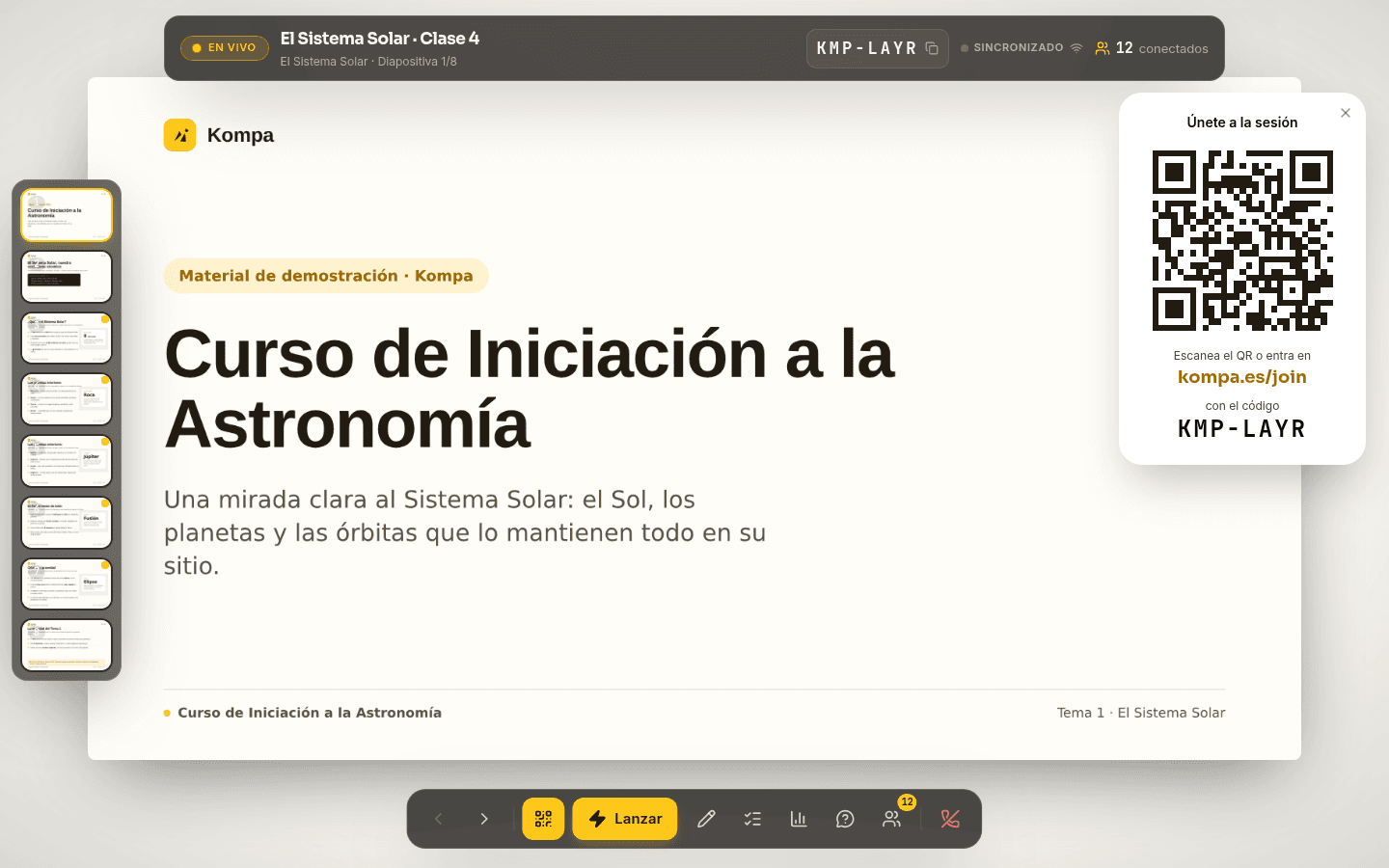 Sesión en vivo de Kompa: la diapositiva proyectada a pantalla completa con el panel de unión, el código de sesión y el recuento de alumnos conectados.